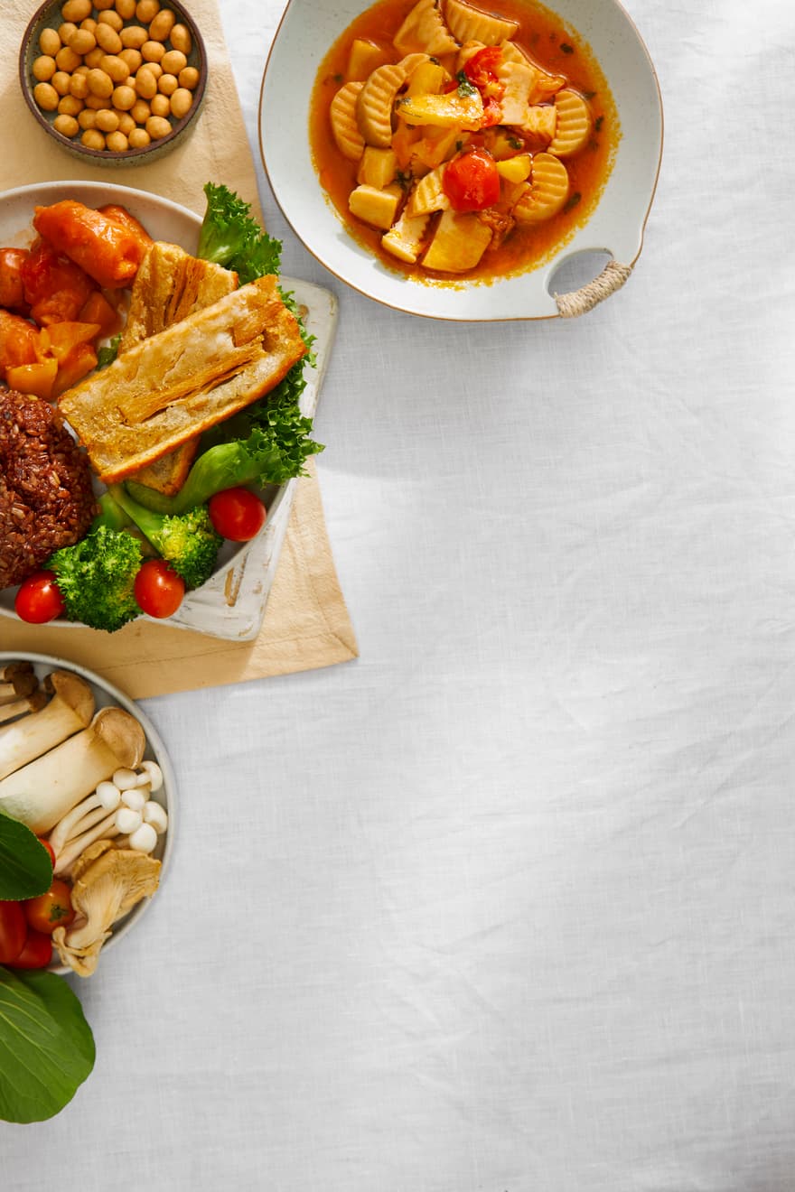 Plats faits maison dressés sur une table